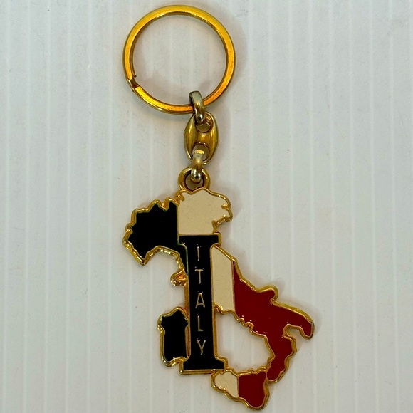 Vtg Souvenir Keychain Italy Map Shape with Green White Red Colors Made In Italy - Picture 1 of 5